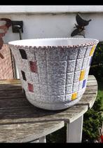 Een vrij grote, oude, bloempot, met een Mondriaan look 15 cm, Ophalen of Verzenden