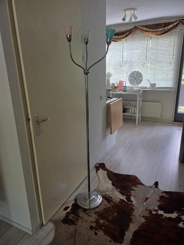Staande Chrome lamp beschikbaar voor biedingen