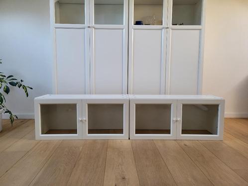 Billy bovendeel wit met 2 witte Oxberg vitrinedeurtjes, Huis en Inrichting, Kasten | Boekenkasten, Zo goed als nieuw, 50 tot 100 cm