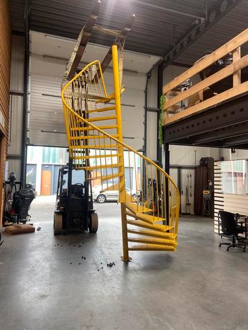 stalen wenteltrap / spiltrap / brandtrap +~370 hoog beschikbaar voor biedingen