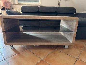 Mooie salontafel in houtlook met glazen blad en wieltjes beschikbaar voor biedingen