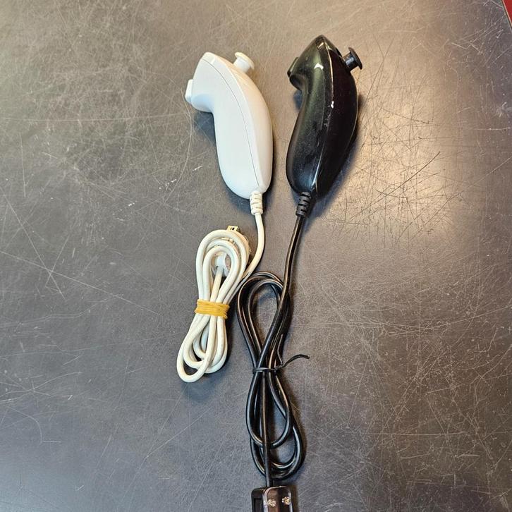 Nintendo Wii Nunchuk Prijs Is Per Stuk, Spelcomputers en Games, Spelcomputers | Nintendo Wii, Zo goed als nieuw