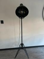 Industriële vloerlamp – zwart metalen statief, Huis en Inrichting, Ophalen, Zo goed als nieuw, Metaal