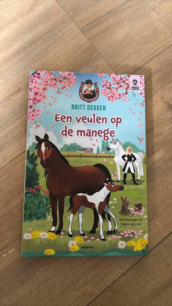 Britt Dekker - Een veulen op de manege, Boeken, Kinderboeken | Jeugd | onder 10 jaar, Zo goed als nieuw, Fictie algemeen, Ophalen of Verzenden