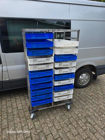 Rolkar Roestvrij staal met 21 bijhorende kistjes
 beschikbaar voor biedingen