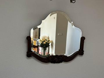 Spiegel met bewerkte houten rand beschikbaar voor biedingen