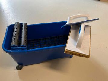 Tegelzet emmer met toebehoren inwasset beschikbaar voor biedingen