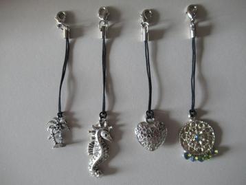  Zilveren 4 hangertjes beschikbaar voor biedingen