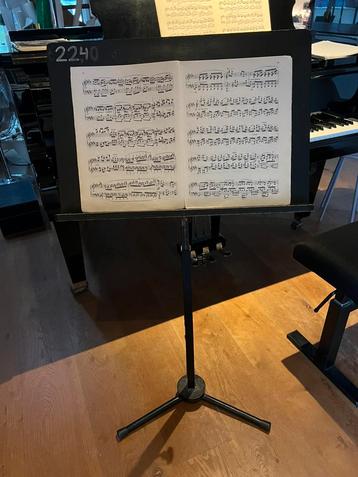 Te koop: stevige houten muziek standaard. beschikbaar voor biedingen
