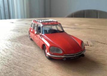 Citroën ID Break Sapeur Pompier uit 1972 Universal Hobbies beschikbaar voor biedingen