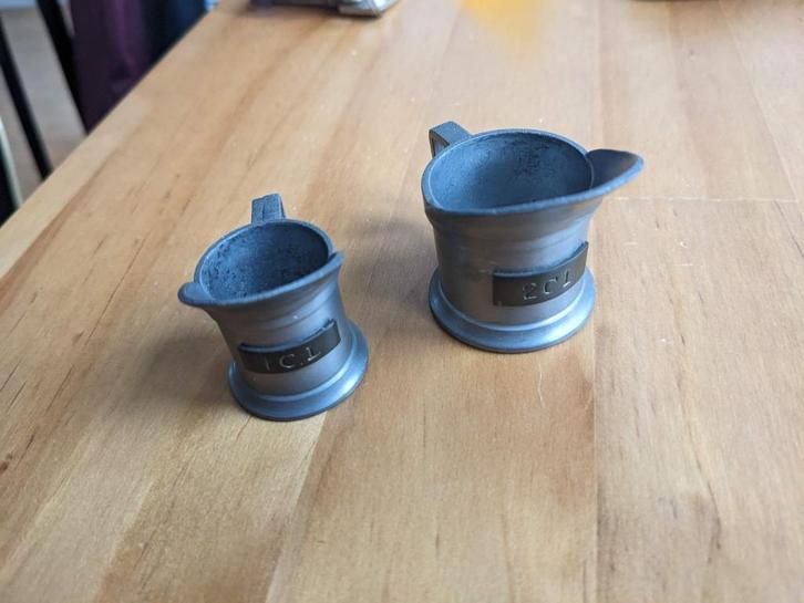 Set van 2 tinnen maatbekers met schenktuit 1 & 2 CL gemerkt, Antiek en Kunst, Antiek | Tin, Ophalen of Verzenden