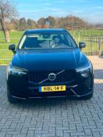 Volvo XC60 T6 Plug-in Hybrid 350pk AWD plus dark  2023 Zwart, Auto's, Automaat, Stoelverwarming, Zwart, 4 cilinders