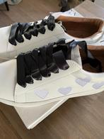 Dwars leren witte sneacker gympen met hartjes maat 39 nieuw, Wit, Nieuw, Ophalen of Verzenden, Sneakers of Gympen