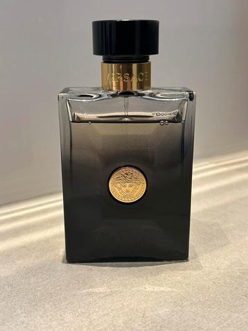 Versace "Oud Noir" beschikbaar voor biedingen