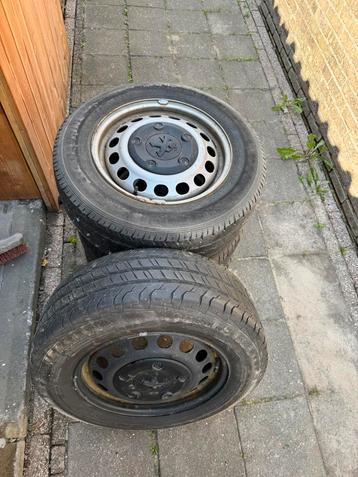 Peugot expert stalen velg met goede banden beschikbaar voor biedingen