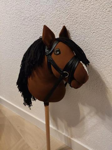 Stokpaard met hoofdstel beschikbaar voor biedingen