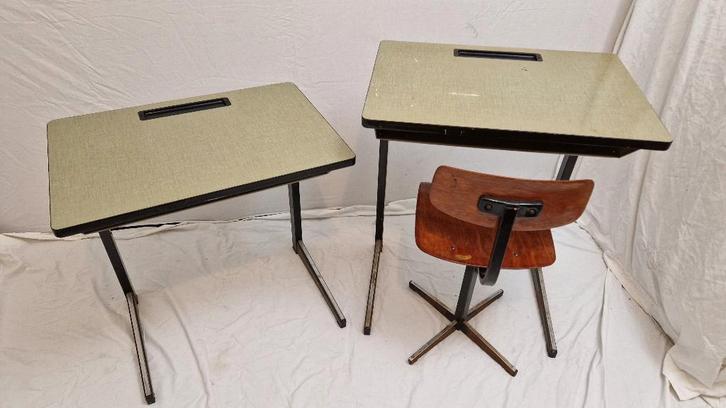 2 Vintage Marko bureau's en 1 stoel kinder school retro, Kinderen en Baby's, Kinderkamer | Tafels en Stoelen, Zo goed als nieuw
