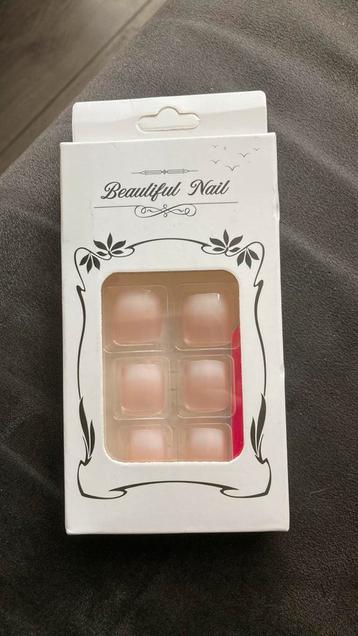 Setjes kunst teennagels met vijl en stickers beschikbaar voor biedingen