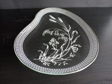 Vintage cakeschaal met Organische vorm beschikbaar voor biedingen