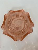 Brandenburg asbak roze persglas met bloem reliëf, Antiek en Kunst, Ophalen of Verzenden