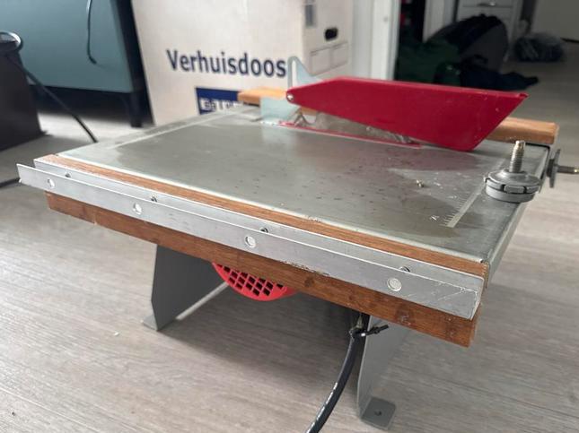 tafelcirkelzaag / tafelzaag / cirkelzaag Kinzo 700W, Doe-het-zelf en Verbouw, Minder dan 30 mm, Gebruikt, Cirkelzaag, 600 tot 1200 watt