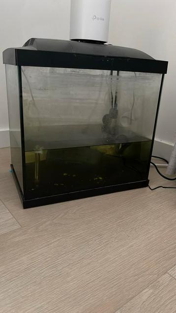 Klein aquarium met verwarming en filter beschikbaar voor biedingen