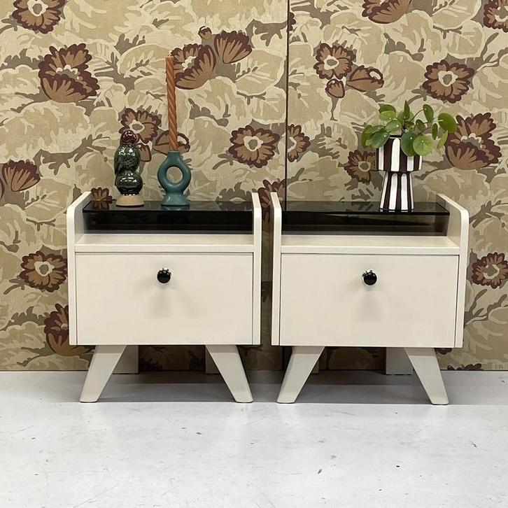 Vintage gerestyled nachtkastjes hout halkastje brocante j`60, Huis en Inrichting, Slaapkamer | Nachtkastjes, Zo goed als nieuw