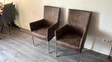 2 leren eetkamer eettafel stoelen met wieltjes en rvs poten beschikbaar voor biedingen