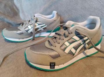 Asics schoenen maat 4 (23cm) sample beschikbaar voor biedingen
