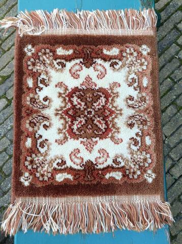 Vintage geknoopte onderzetter 33 x 50 cm beschikbaar voor biedingen
