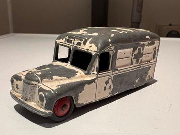 Vintage Dinky Toys Daimler Ambulance beschikbaar voor biedingen