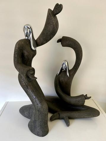 2 personen sculpturen van steen met zilveren hoofd. beschikbaar voor biedingen