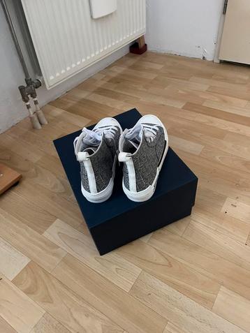 Dior b23 hoog beschikbaar voor biedingen