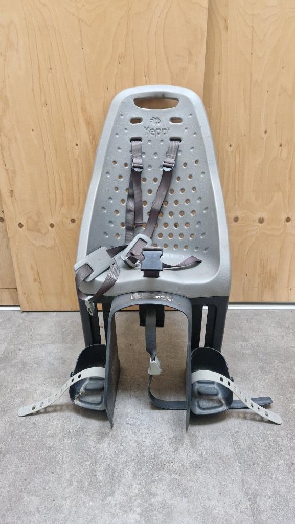 Yepp Maxi kinderzitje (achter) bagagedrager grijs, Fietsen en Brommers, Fietsaccessoires | Fietsstoeltjes, Gebruikt, Achterzitje