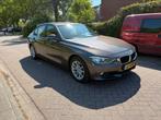 BMW 3-Serie 320i 135KW Aut8 (f30) 2012 Bruin, Auto's, BMW, Achterwielaandrijving, 4 cilinders, Bruin, Origineel Nederlands