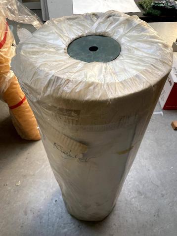 Glasvezelvlies 20 kg en oranje glasvezelvlies 6 kg op rol beschikbaar voor biedingen