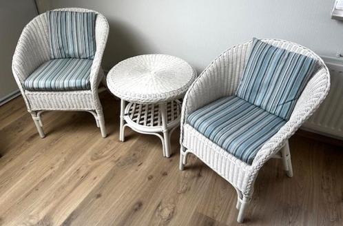 2 stoelen en tafel, rotan, wit, Huis en Inrichting, Stoelen, Zo goed als nieuw, Twee, Riet of Rotan, Wit, Ophalen
