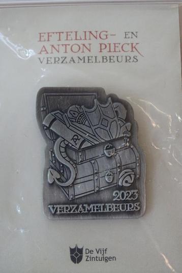 De Vijf Zintuigen Verzamelbeurs pin 2023 beschikbaar voor biedingen