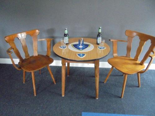 Leuk setje houten cafestoelen met bijpassend tafeltje., Huis en Inrichting, Stoelen, Gebruikt, Twee, Hout, Bruin, Ophalen of Verzenden