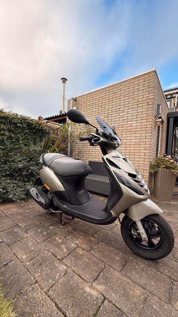 Piaggio Zip 4T2V (2017) – Geel kenteken – Loopt 65 km/u, Fietsen en Brommers, Scooters | Piaggio, Gebruikt, Overige modellen, Maximaal 45 km/u