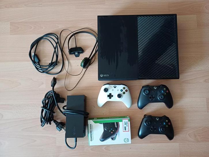 Xbox One (1TB) +3 controllers/charge station + 14 games, Spelcomputers en Games, Spelcomputers | Xbox One, Zo goed als nieuw, 1 TB