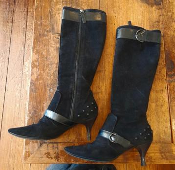 TOD'S dameslaarzen zwart suede. beschikbaar voor biedingen