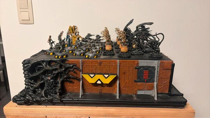 Alien deluxe paintend pewter chess set, Verzamelen, Beelden en Beeldjes, Zo goed als nieuw, Ophalen