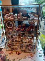 Vitrine kastje  vol met Limoge, Ophalen of Verzenden, Zo goed als nieuw, Minder dan 5 flessen, Minder dan 50 cm