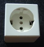 stopcontact opbouw Kleur Wit met randaarde, Ophalen of Verzenden, Zo goed als nieuw, Stopcontact