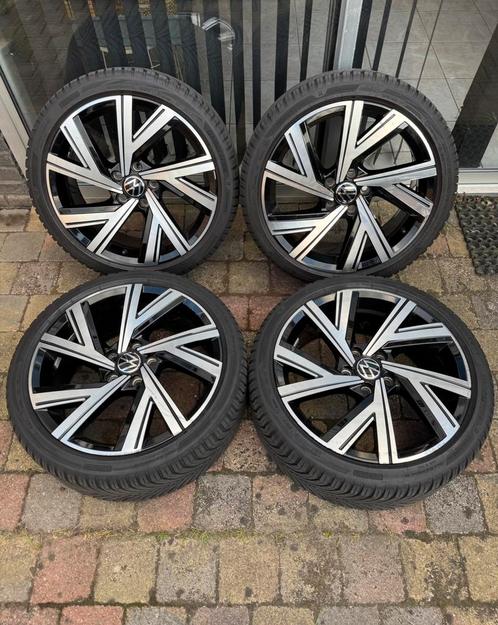 VW Golf 8 18” R-line Bergamo velgen incl. banden (Origineel), Auto-onderdelen, Banden en Velgen, Banden en Velgen, All Season