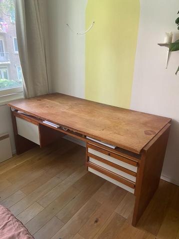 Groot houten bureau in midcentury stijl beschikbaar voor biedingen