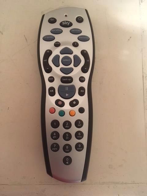 554. Orginele SKY Box afstandsbediening URC1672-00-01R01, Audio, Tv en Foto, Afstandsbedieningen, Nieuw, Ophalen of Verzenden