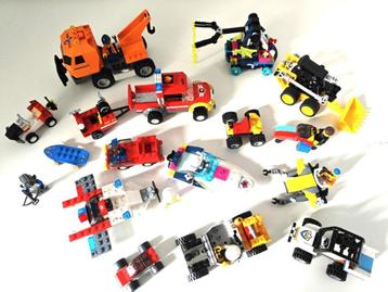 Vele verschillende Lego: auto's, boot, poppetjes en meer. beschikbaar voor biedingen