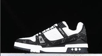 LV Trainer Black | Alle Maten Beschikbaar  beschikbaar voor biedingen